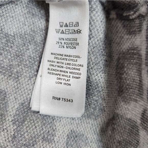 Tahari Snow Leopard Mock Neck Sweater - Picture 6 of 7
